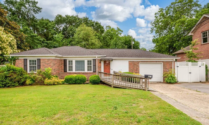 Tuscaloosa Casa | Red Brick Ranch- 2.3 miles to UA- Fenced Backyard
