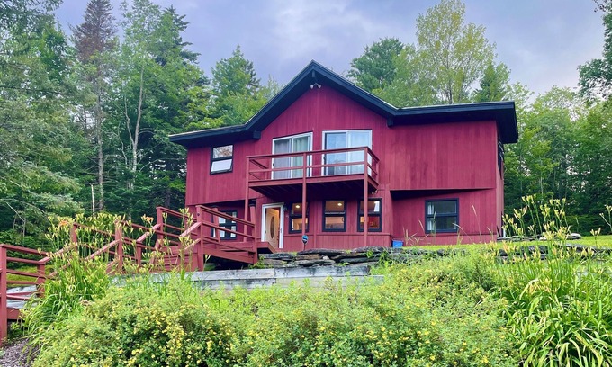 West Dover Chalet De Esquí | Red Chalet, 5mins to Mt Snow, 15mins to lake, Hottub, Firepit, Fireplace