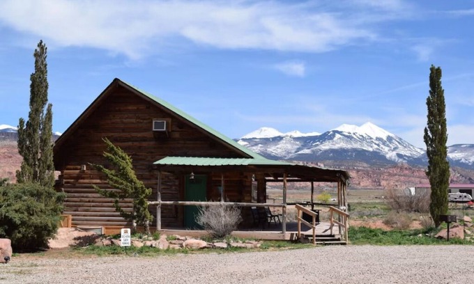 Moab South Valley Cabina | Red Desert's Big Horn Log Cabin, close to Arches and Canyonlands National Parks.