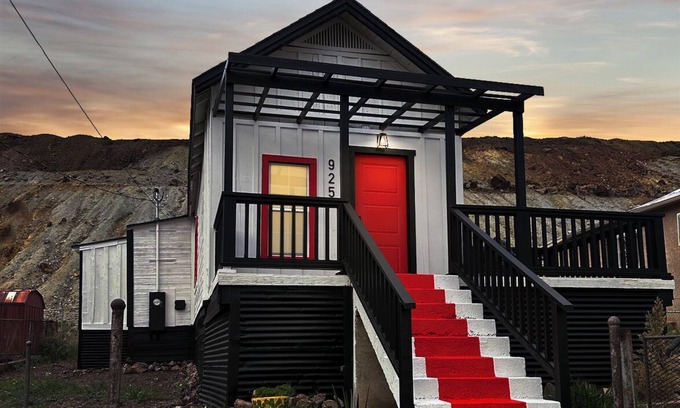 Bisbee Casa | Modern Aesthetic / Mountain Views / Pet Friendly / EV Charger / Retro Fun