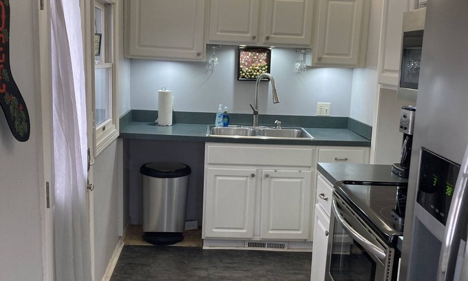 Spring Lake Casa | Red Door Cottage with 2 Bathrooms