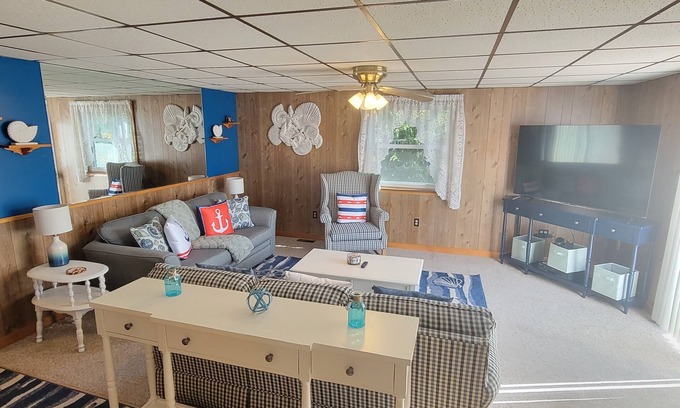 Southwest Harbor Cabaña | Red Finn Cottage@ ACADIA NATIONAL PARK