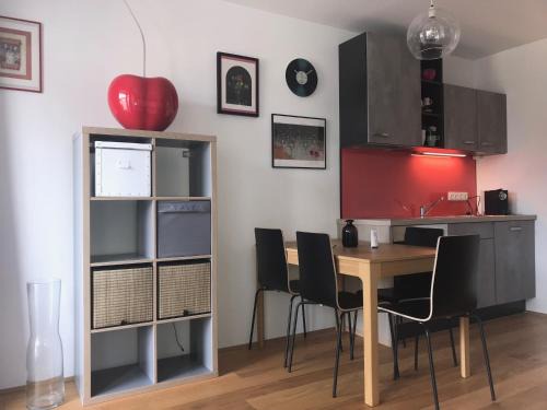 Donaustadt Apartamento | Red Flower Apartment with Pool - 5 min to Lake