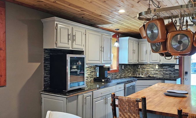 Stanford Casa | Red Hill House 3/2 RETREAT WITH HOT TUB 15 MINUTES FROM IU MEMORIAL STADIUM