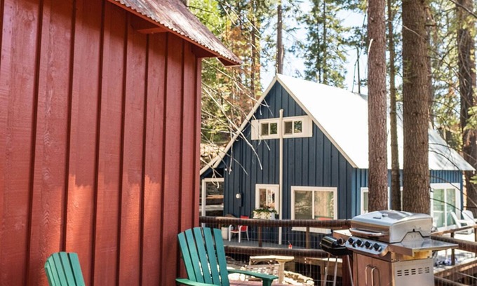 West Village Casa | Red House | Minutes to Shaver Lake!