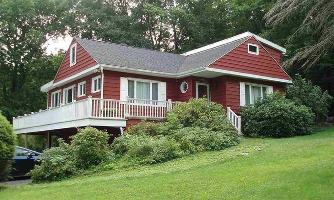 Shandaken Casa | Casa roja en la colina: una escapada moderna de catskills con jacuzzi