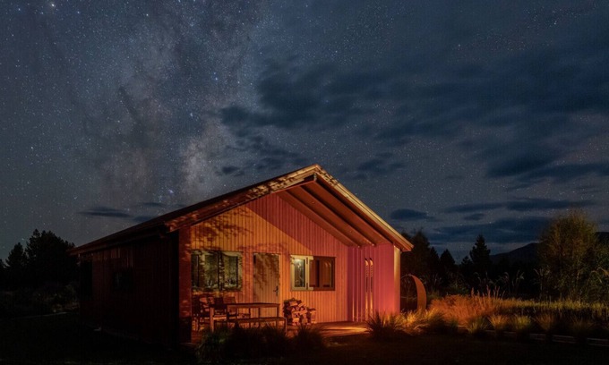 Twizel Cabina | Red Hut - breathtaking scenery with a touch of luxury, Twizel