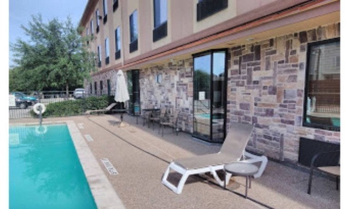 Salmon Creek Casa | Red Lion Inn - Suites 4