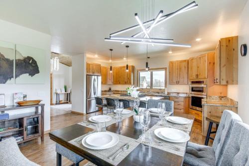 Red Lodge Casa | Red Lodge Home with Outdoor Kitchen and Fire Table!