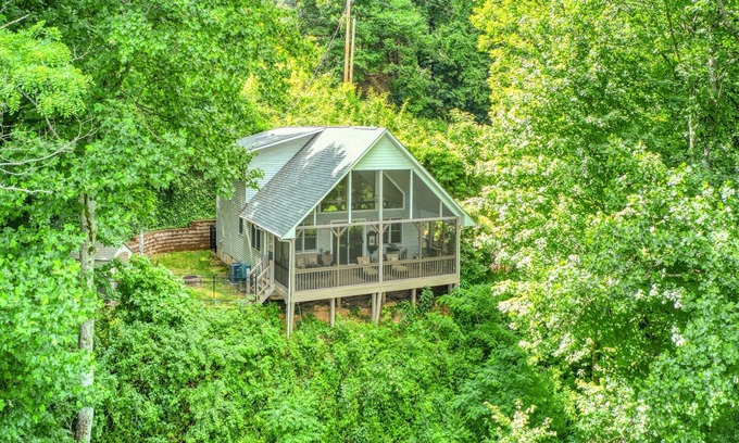 Mountain Springs Cabina | Red Maple Lookout- A Hidden Gem with Private Mountain Views!
