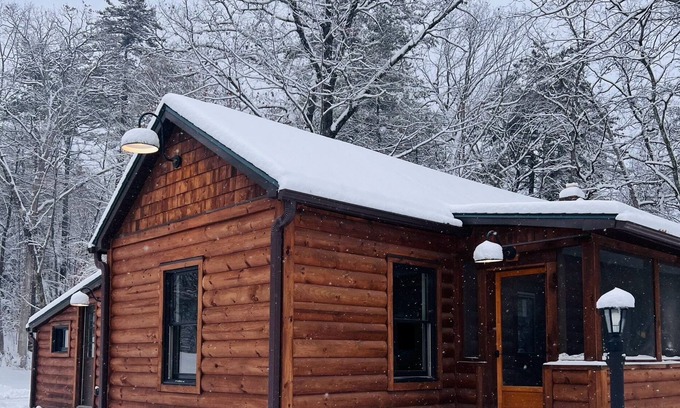 Lake George Cabina | Red Oak Cabin: Our cozy cabin is tucked away but still close to any adventure!