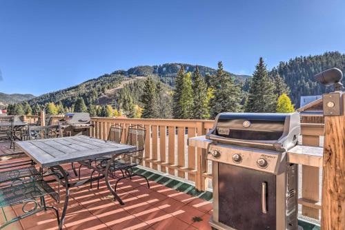 Red River Apartamento | Red River Condo on Main Street with Mtn View!