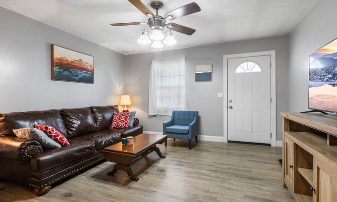 Stanton Casa | Red River Duplex - Unit 6 - 12 miles to the Gorge!