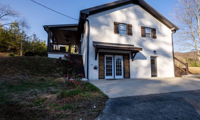Clay City Casa | Red River Gorge! 5 bed/3bath on 8 private acres!! Hot tub, Arcade room, Garage