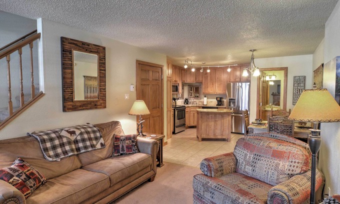 Red River Casa | Red River Townhome w / Balconies - A pie de Main St
