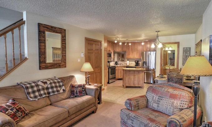 Red River Casa | Red River Home with 2 Balconies - 1 Block to Main St
