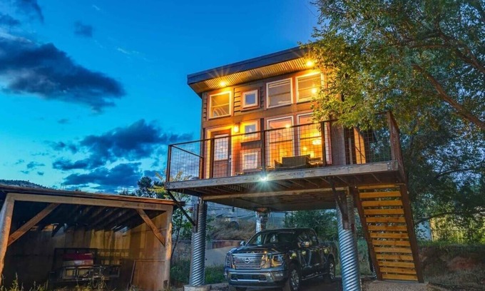 Colorado Springs Cabina | Red Rock Treehouse! Unique in Old Colorado City!
