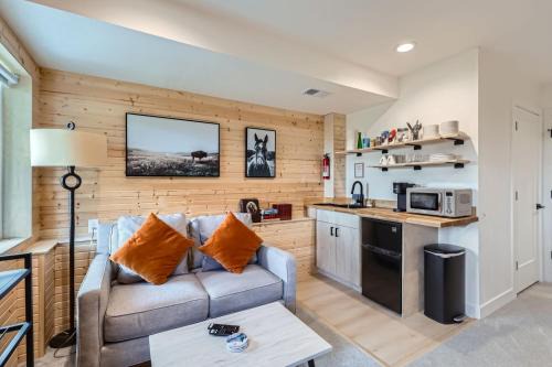 Applewood West Casa | Red Rocks Base 1BR Suite w Kitchenette