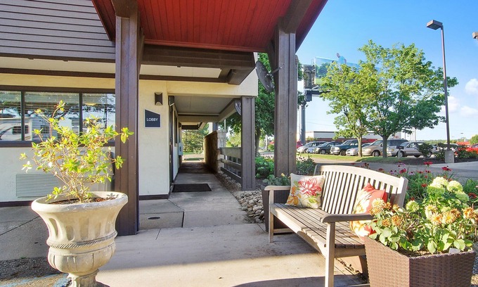 North Canton Hotel | Red Roof Inn Canton