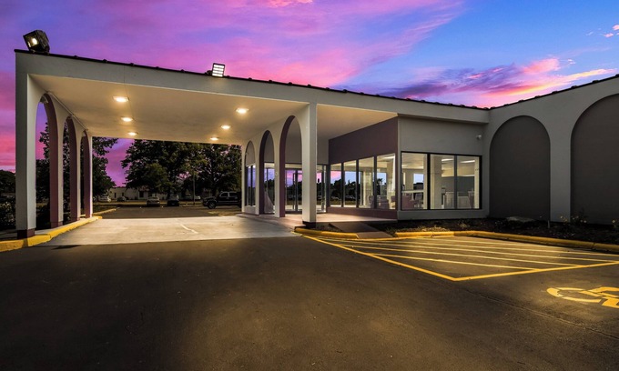 North Aurora Hotel | Red Roof Inn & Conference Center Chicago - N Aurora/ Naperville