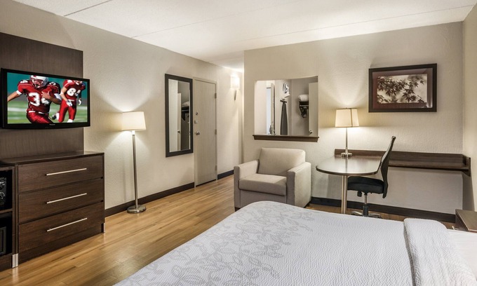 Woburn Hotel | Red Roof Inn PLUS+ Boston - Woburn/ Burlington