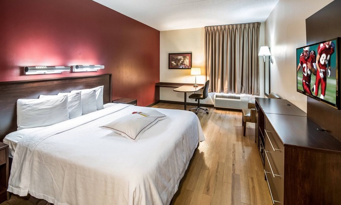 East Garden City Hotel | Red Roof Inn PLUS+ Long Island - Garden City