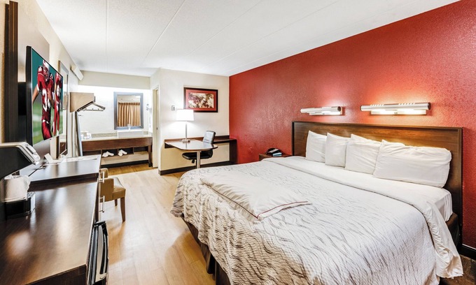 Jefferson Manor Hotel | Red Roof Inn PLUS+ Washington DC - Alexandria