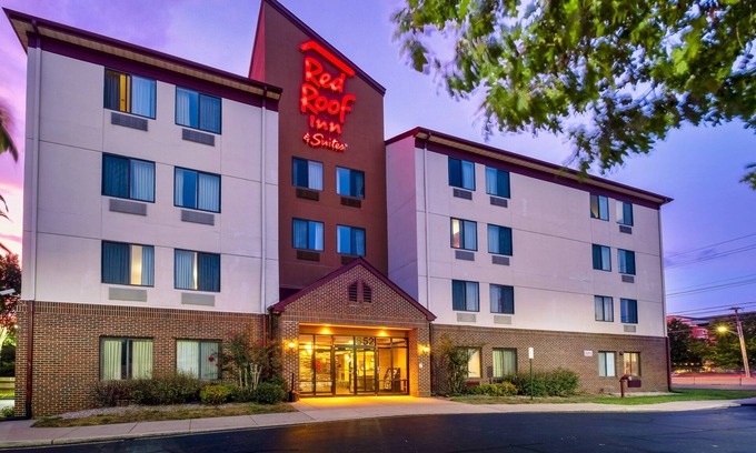 Dover Hotel | Red Roof Inn & Suites Dover Downtown