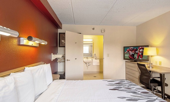 Utica Hotel | Red Roof Inn Utica
