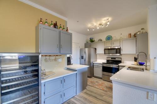 Camelback East Apartamento | Red Rox Phoenix Condo with Patio about 3 Mi to Airport