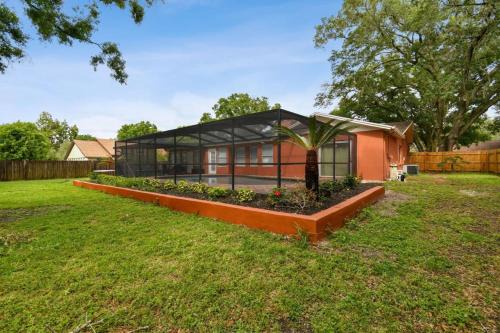 Temple Terrace Casa | Red Royalty Pool, King Bed, Yard