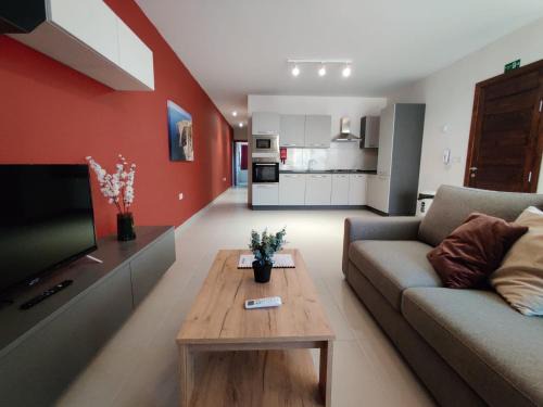 San Tumas Apartamento | Red Rush