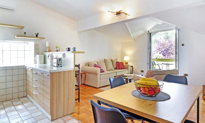 Zvezdara Apartamento | Red Tree Apartment