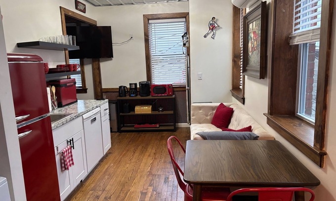 Hohenwald Apartamento | "Red, White & Beautiful" loft in the center of downtown Hohenwald, TN.