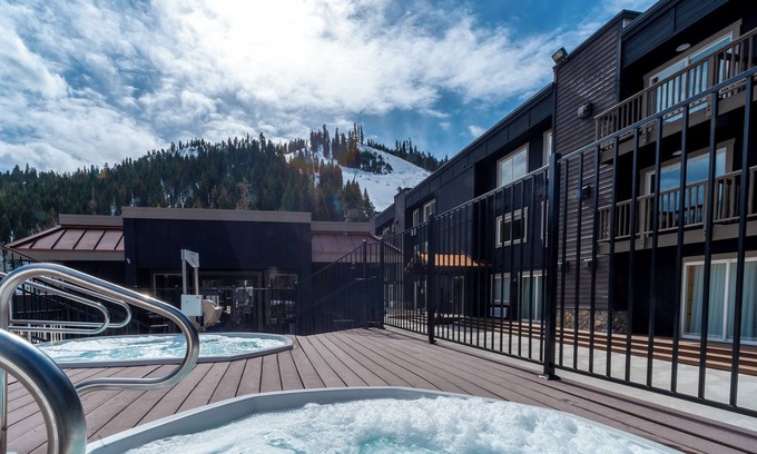 Olympic Valley Condominio | Red Wolf Lodge at Olympic Valley