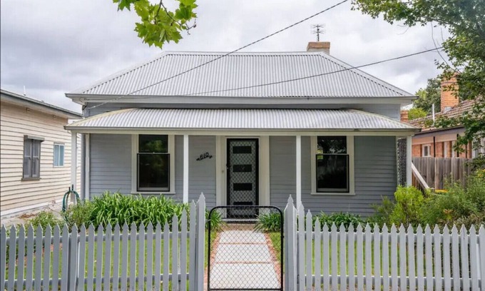 Redan Cabaña | RED007 · The Country Cottage: Leafy Ballarat Hideaway