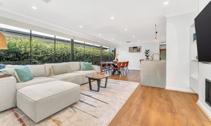 Glenelg North Casa | Redbrick Retreat Generous Coastal Escape