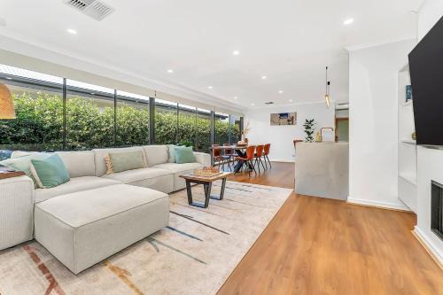 Glenelg North Casa | Redbrick Retreat - Generous Coastal Escape