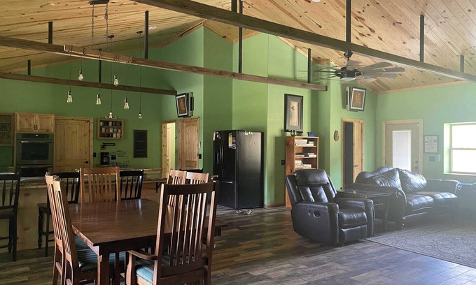 Milo Cabina | Redbud Honey - Country Cabin away from it all