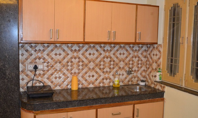 Alambagh Apartamento | Redchillies Apartamento Estudio [dormitorio con zona de estudio] - capacidad para 4