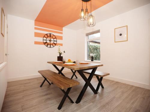 Swindon Apartamento | Redcliffe House By N And N Stays Ltd - Charming Home close to Designer Outlet, Perfect for Contractors & Workers with convenient on street parking