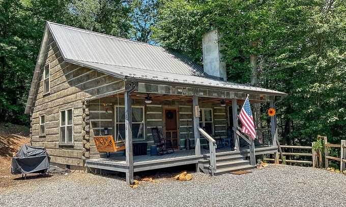 Millers Creek Cabina | Cool Breezes & Cozy Cabins! Reserve Reddies River Retreat Now!
