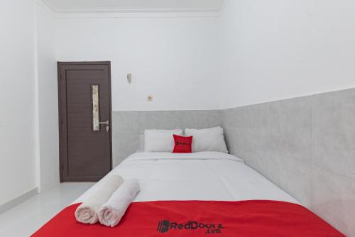 West Cirebon Hotel | RedDoorz at Kedawung Aurel Cirebon