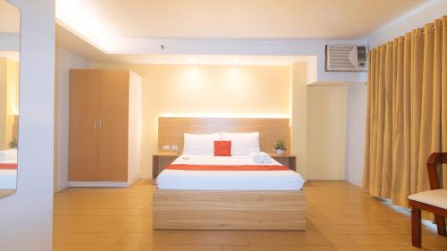 Bangkal Hotel | RedDoorz at LuxeLite Suites Makati