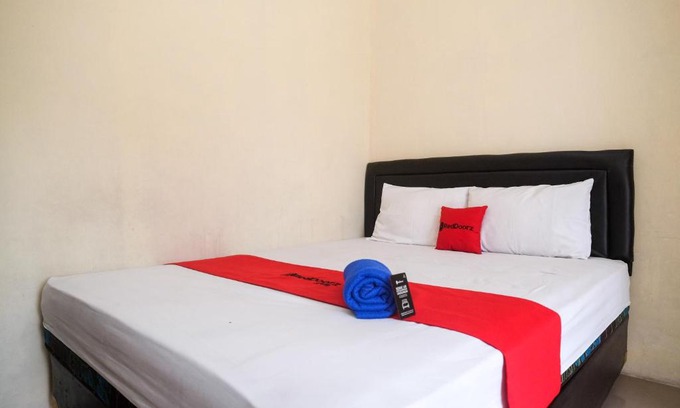 Cimohong Hotel | RedDoorz at Putri Syariah Brebes