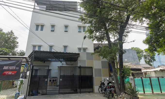 Tomang Hotel | RedDoorz near Central Park Mall