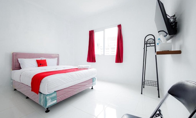 Menteng Hotel | RedDoorz near Jalan Cikini