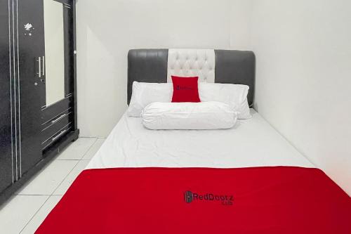 Karawang Hotel | RedDoorz Near Karawang Central Plaza