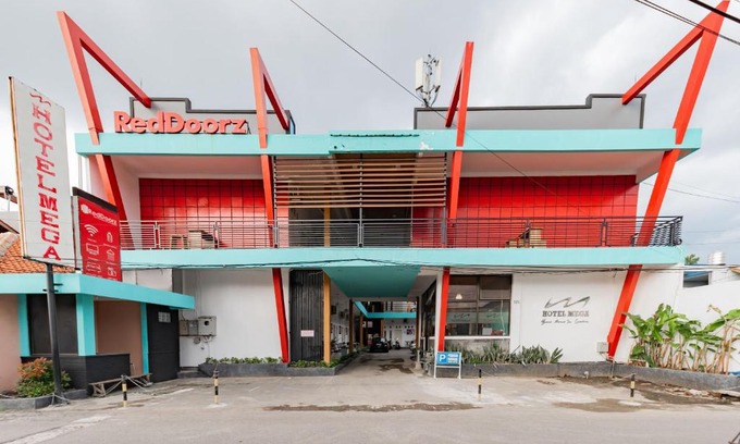 North Cirebon Casa | RedDoorz near Kejaksan Station Cirebon