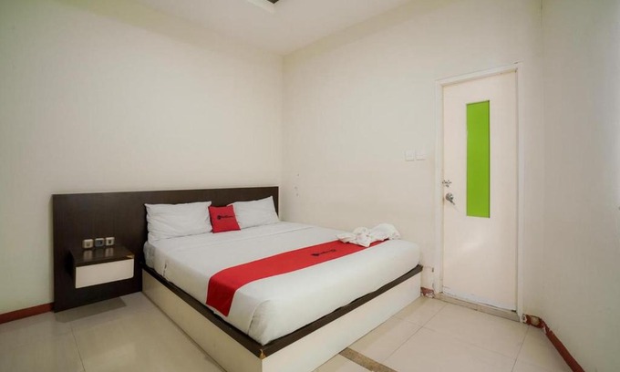 Labuan Bajo Hotel | RedDoorz near Pantai Pede